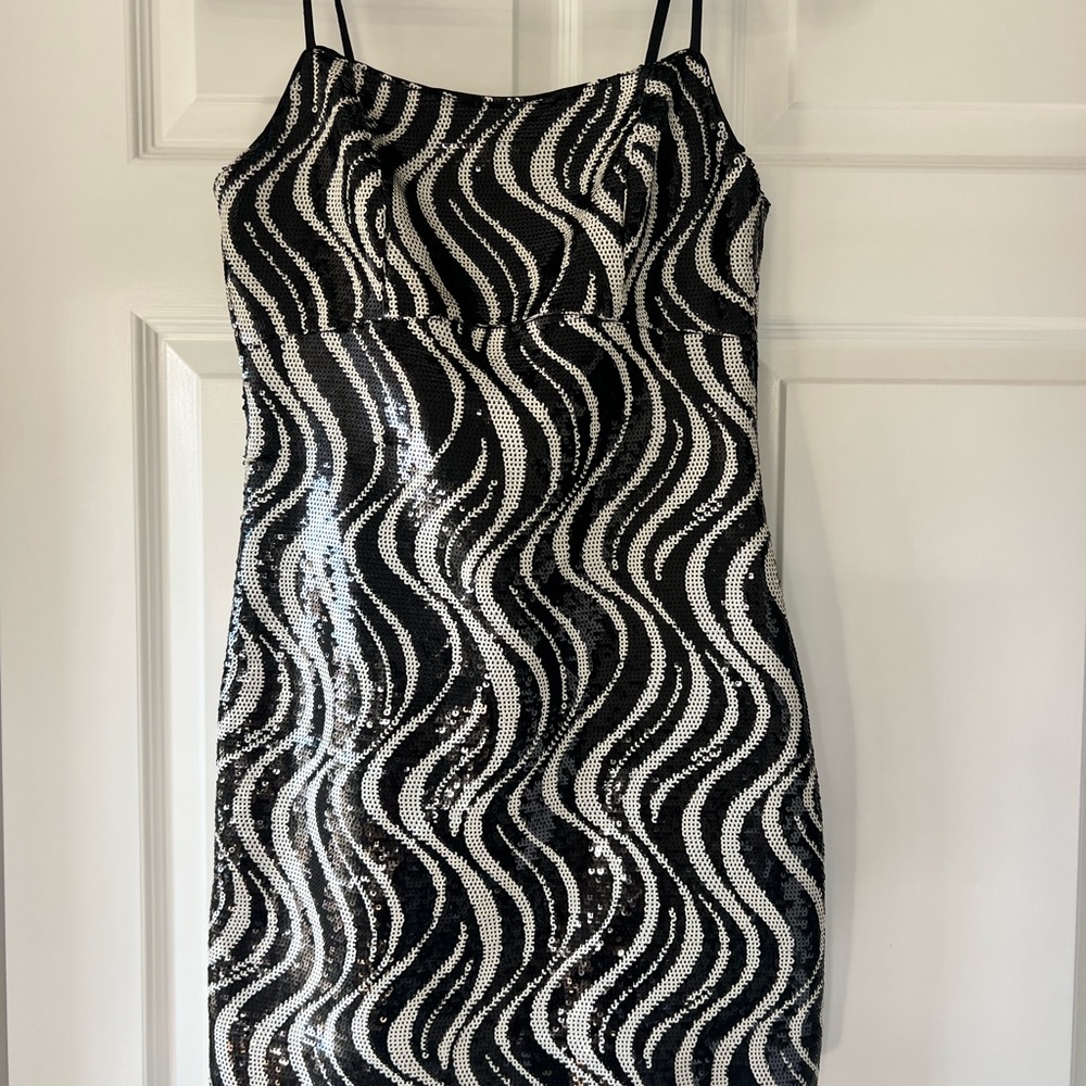 Elegant Black and White Wave Mini Dress